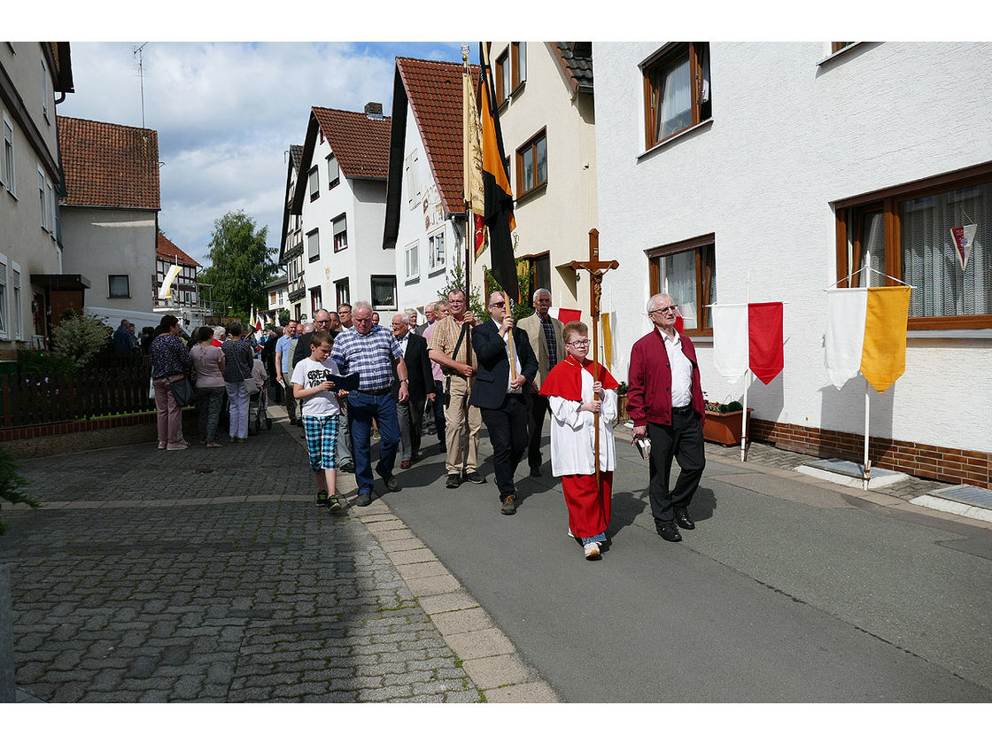 Fronleichnamsprozession durch die Straßen von Naumburg (Foto: Karl-Franz Thiede)